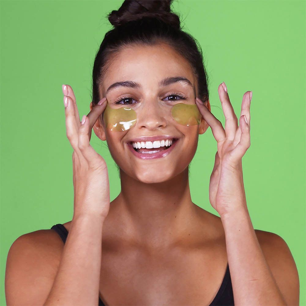 Femme avec patchs gel pour les yeux. Sur fond vert. Inscription: Peter Thomas Roth, Cucumber De-Tox Hydra-Gel Eye Patches.