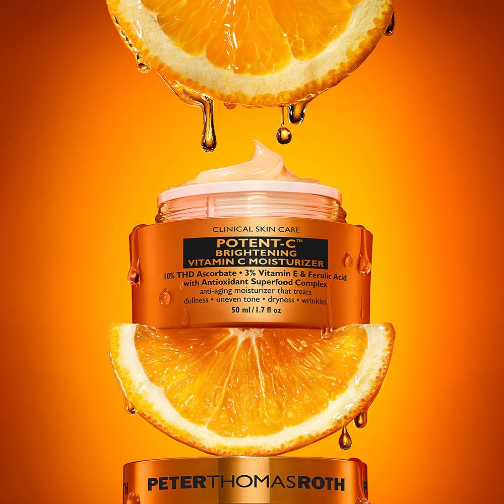 Produit avec des oranges. Pot avec inscription : POTENT-C, Vitamin C Moisturizer. 50 ml/1.7 fl oz.