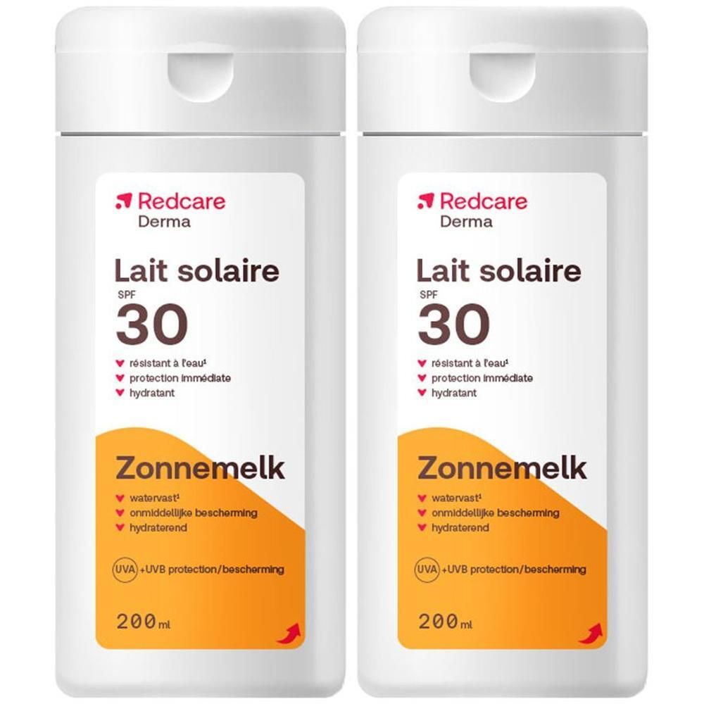 Deux flacons de Redcare Lait solaire SPF 30. Flacons blancs avec étiquette. Texte: Lait solaire SPF 30, Zonnemelk, 200ml.