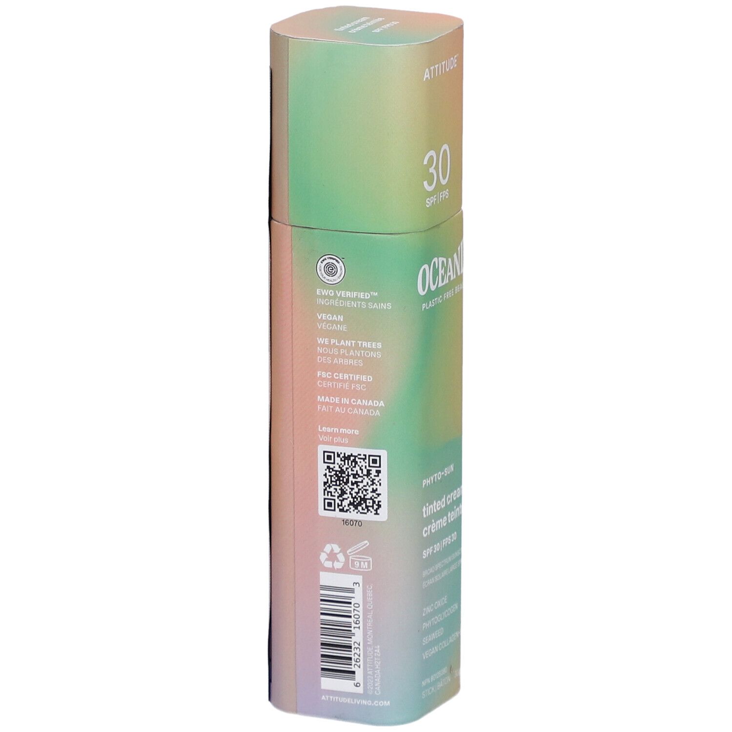 Dos de l'emballage. Haut: ATTITUDE. Milieu: OCEANLY, vegan, We plant trees. Bas: Code QR, symbole de recyclage.