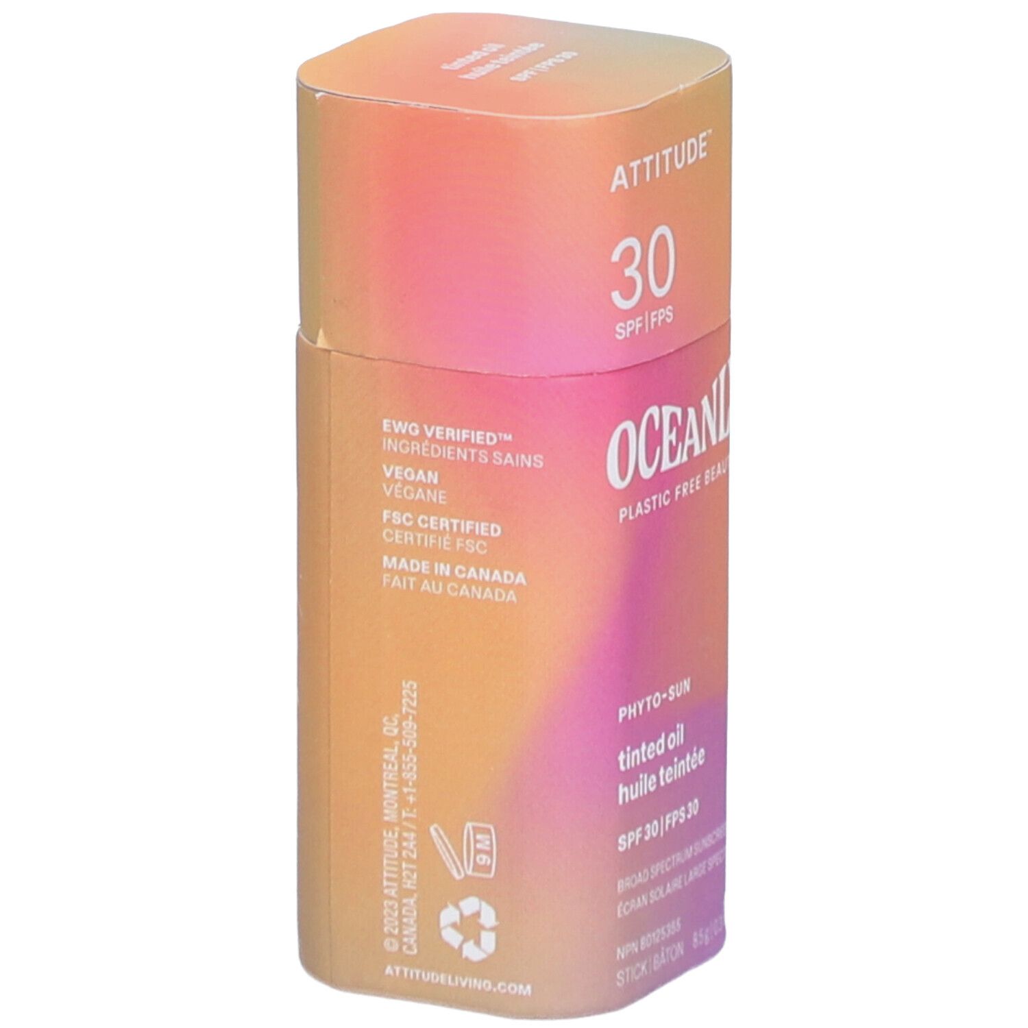 Emballage de crème solaire avec inscriptions : ATTITUDE, OCEANLY, SPF 30. Dos avec texte et logos. Dégradé de couleurs orange et rose.