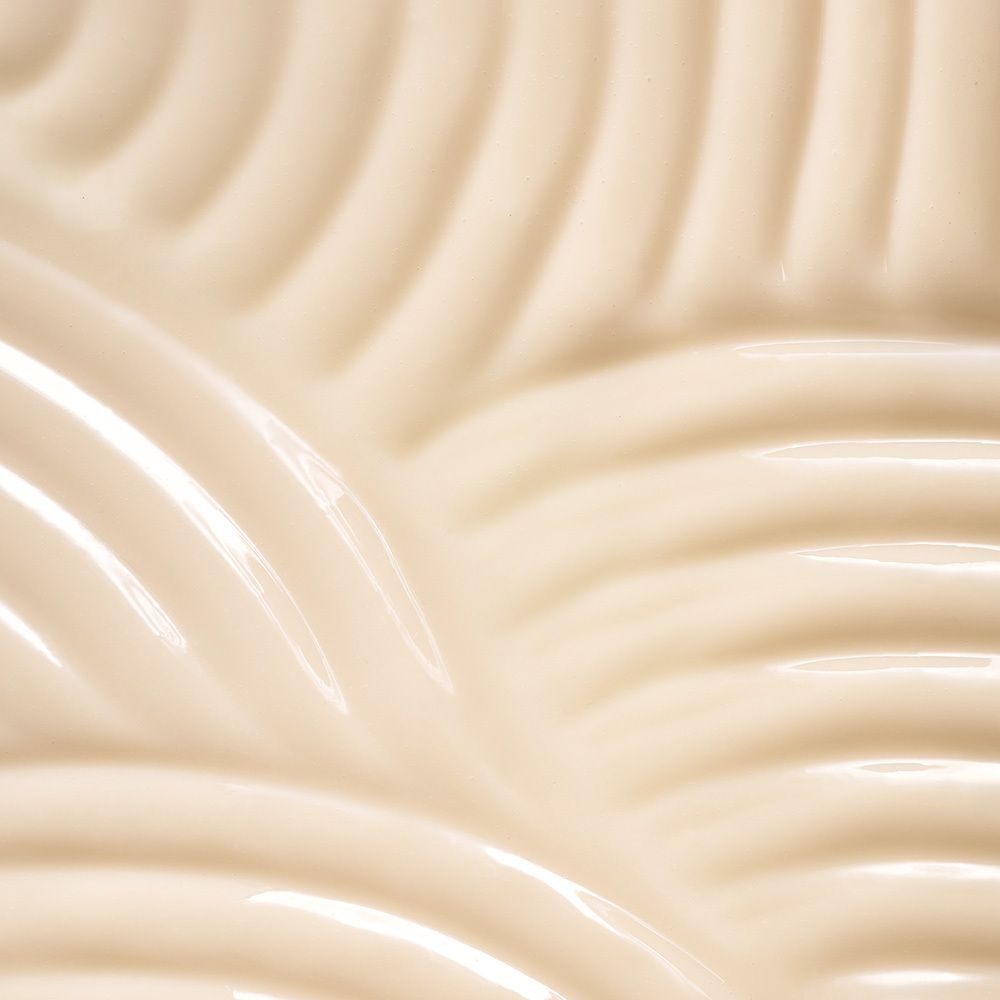 Texture de crème avec des lignes ondulées. Couleur claire et crémeuse.