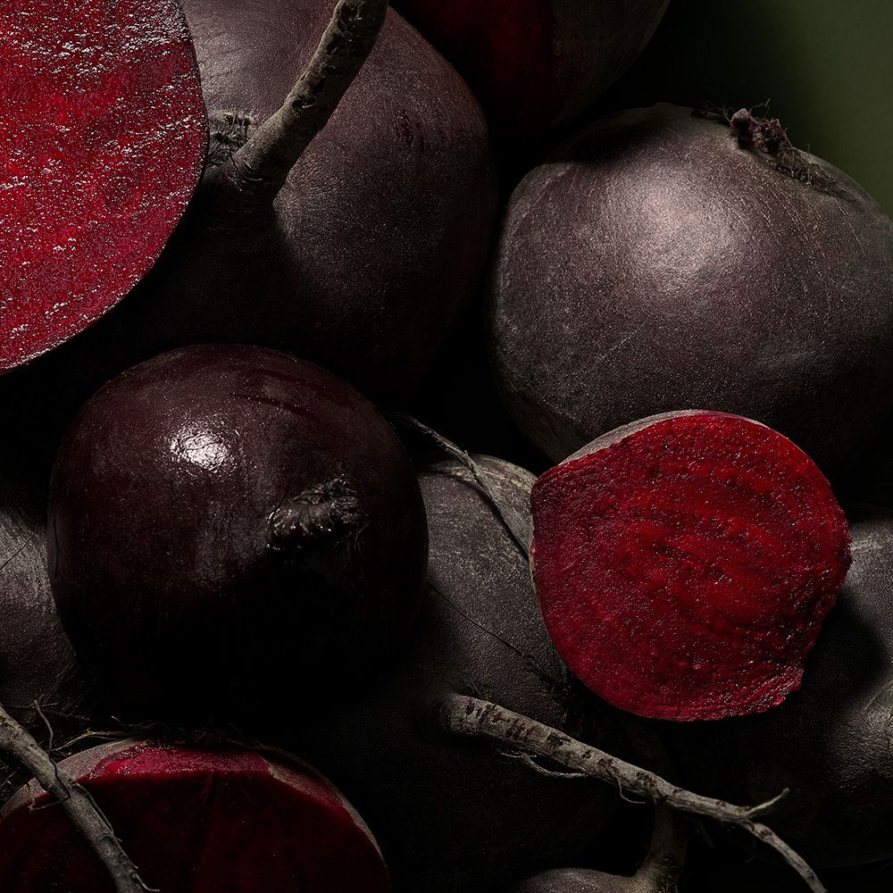 Betteraves rouges, coupées, rouge foncé.
