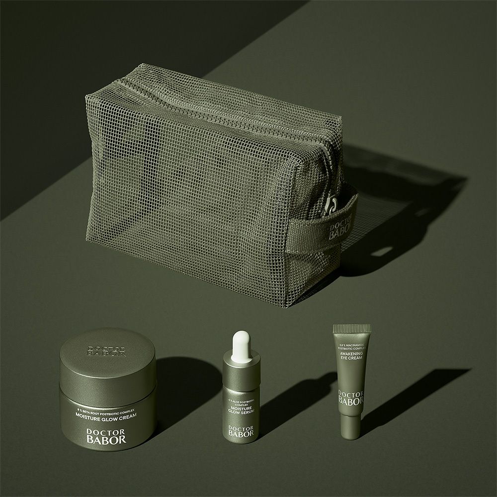 Trousse de toilette verte avec crème, sérum et crème yeux. Marque : DOCTOR BABOR.