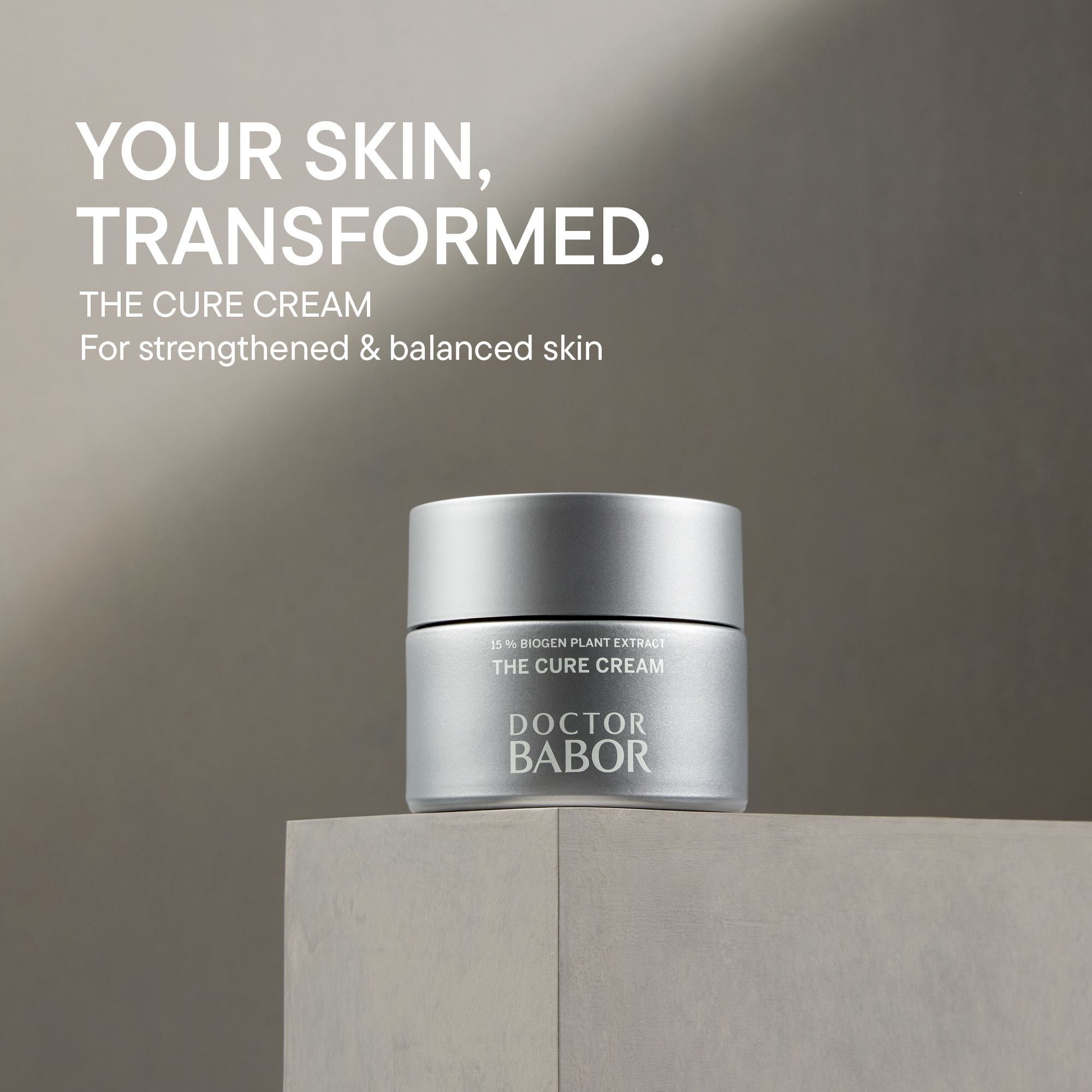 Pot de crème sur piédestal. Inscription : 15% Biogen Plant Extract, The Cure Cream, Doctor Babor.