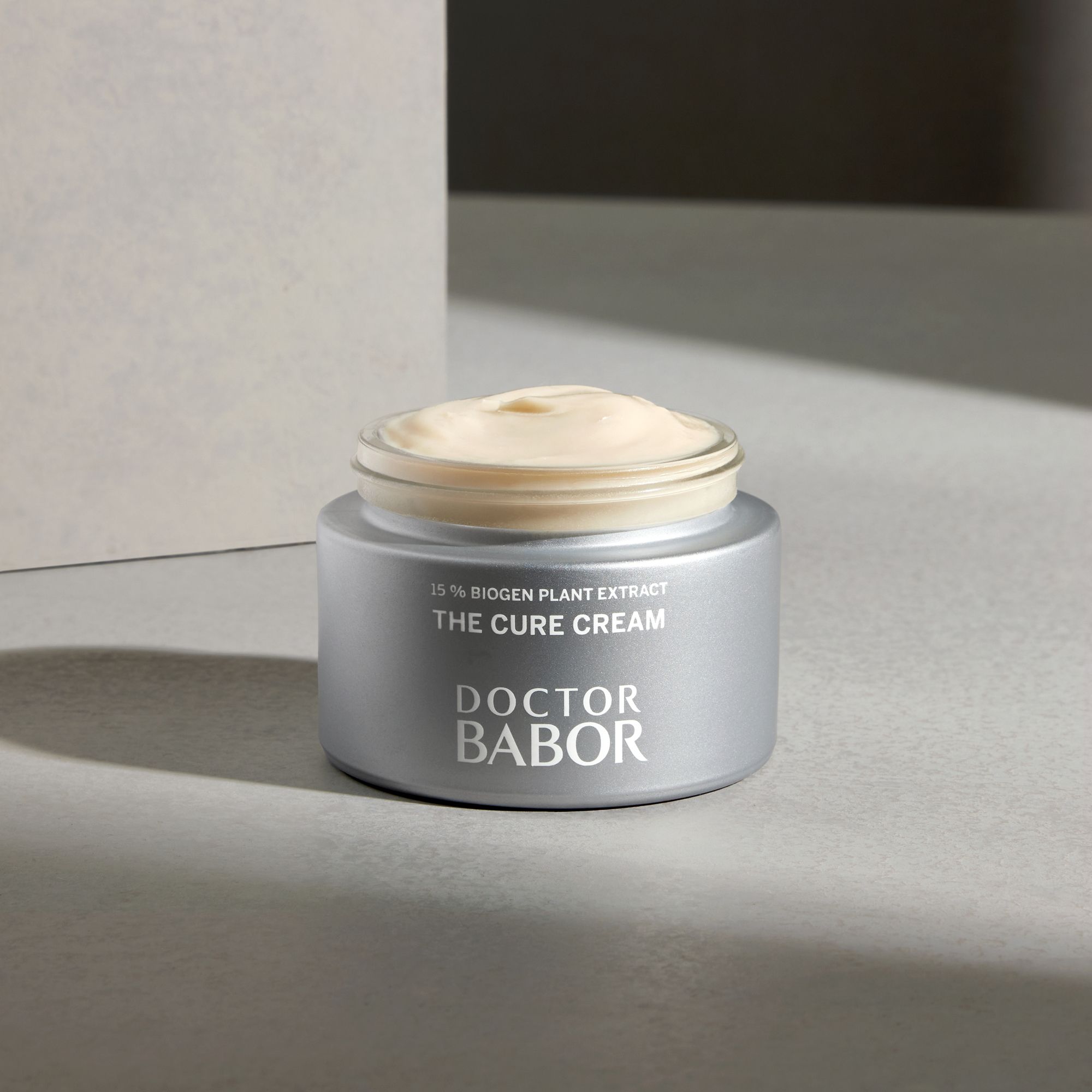 Pot de crème avec crème. Inscription : 15% Biogen Plant Extract, The Cure Cream, Doctor Babor.