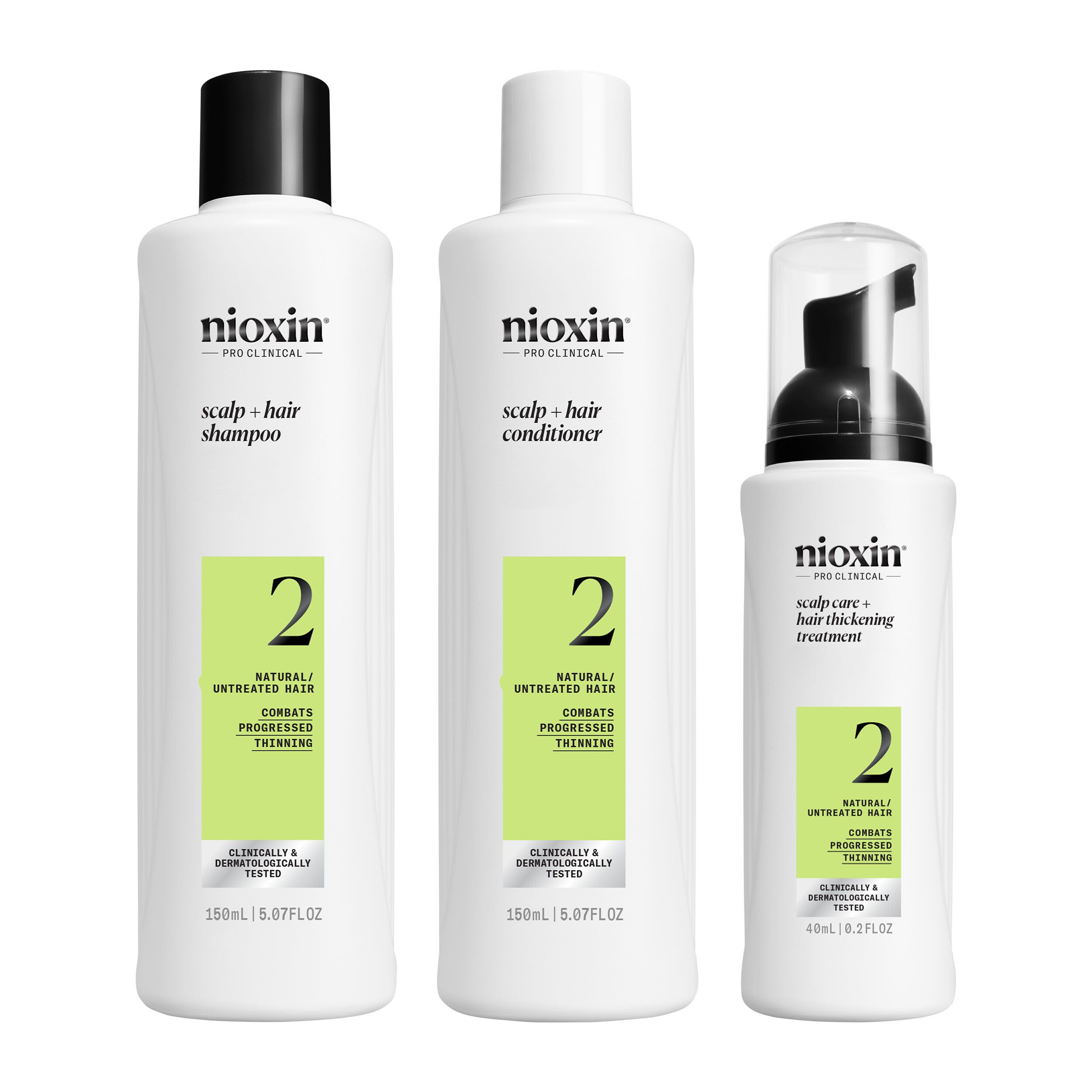 Produits Nioxin System 2 : shampooing, après-shampooing et traitement. Flacons blancs, bouchons noirs. Étiquettes vertes.