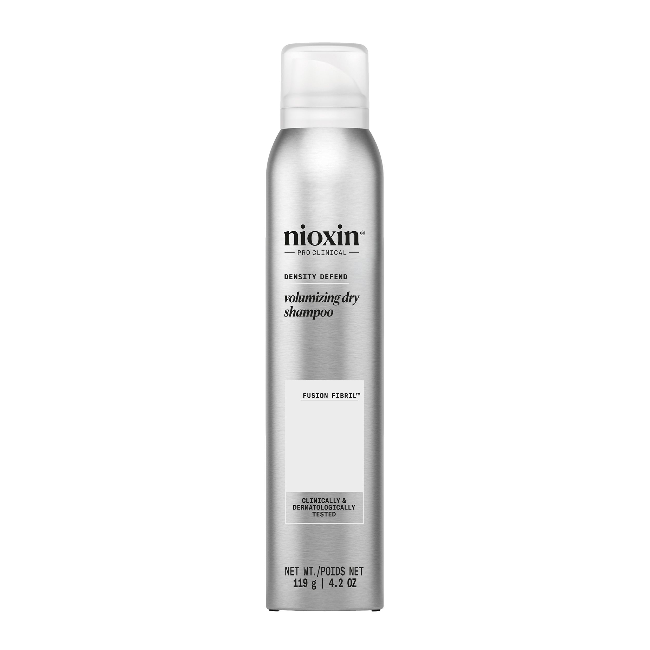 Flacon spray argenté à bouchon blanc. Inscriptions: Nioxin, volumizing dry shampoo. Testé cliniquement et dermatologiquement.