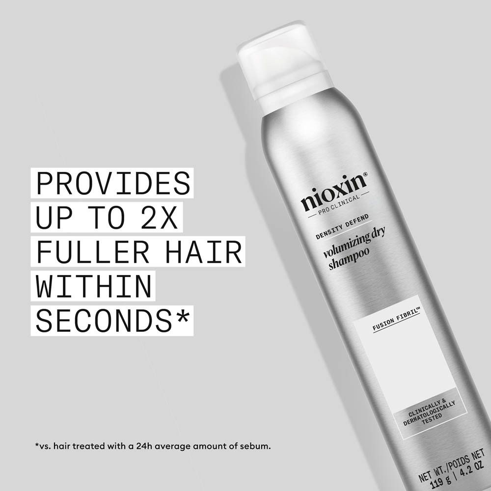 Nioxin Density Defend Volumizing Dry Shampoo dans une boîte argentée.