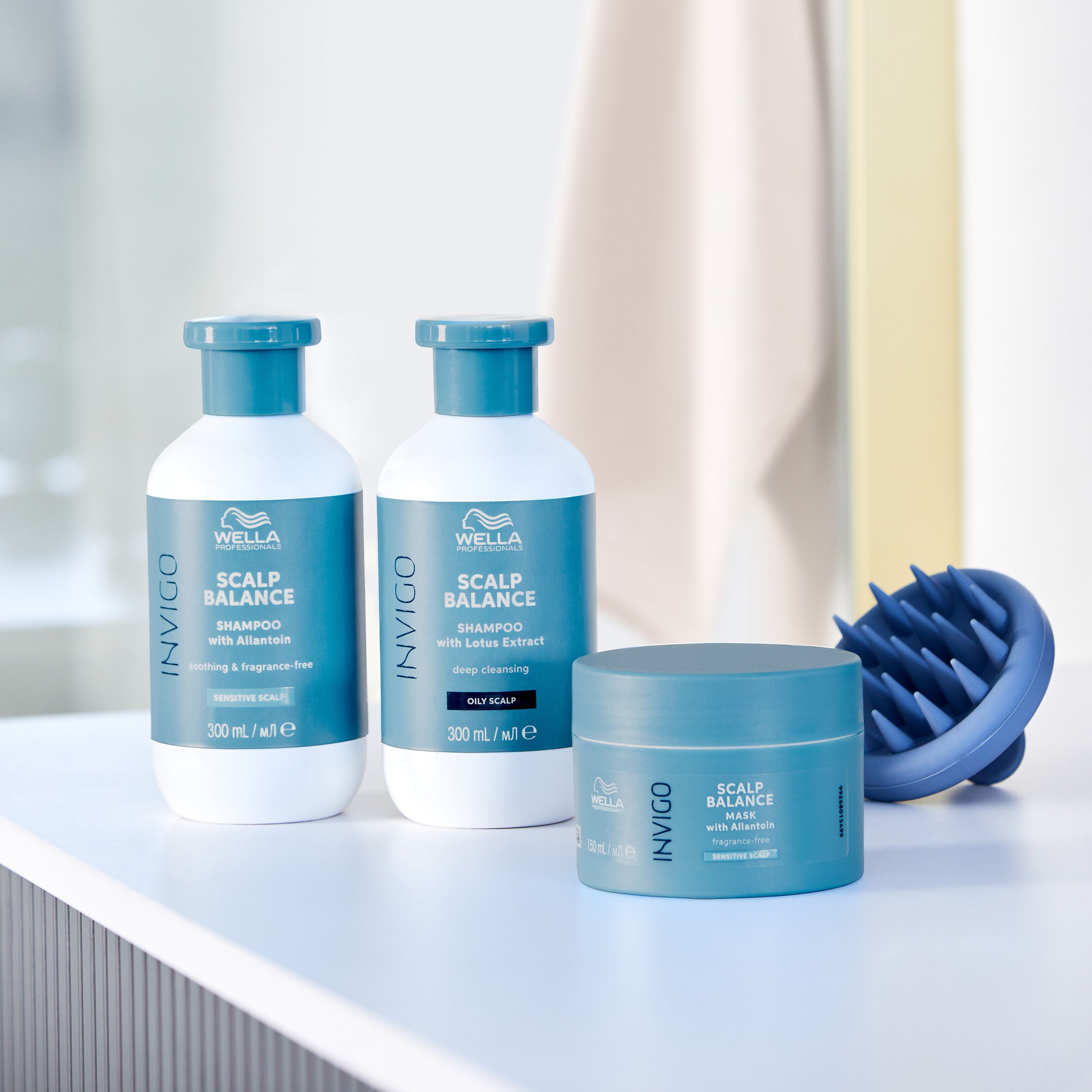 Ensemble de produits: 2 flacons de shampooing, un pot de crème et une brosse pour le cuir chevelu bleue.