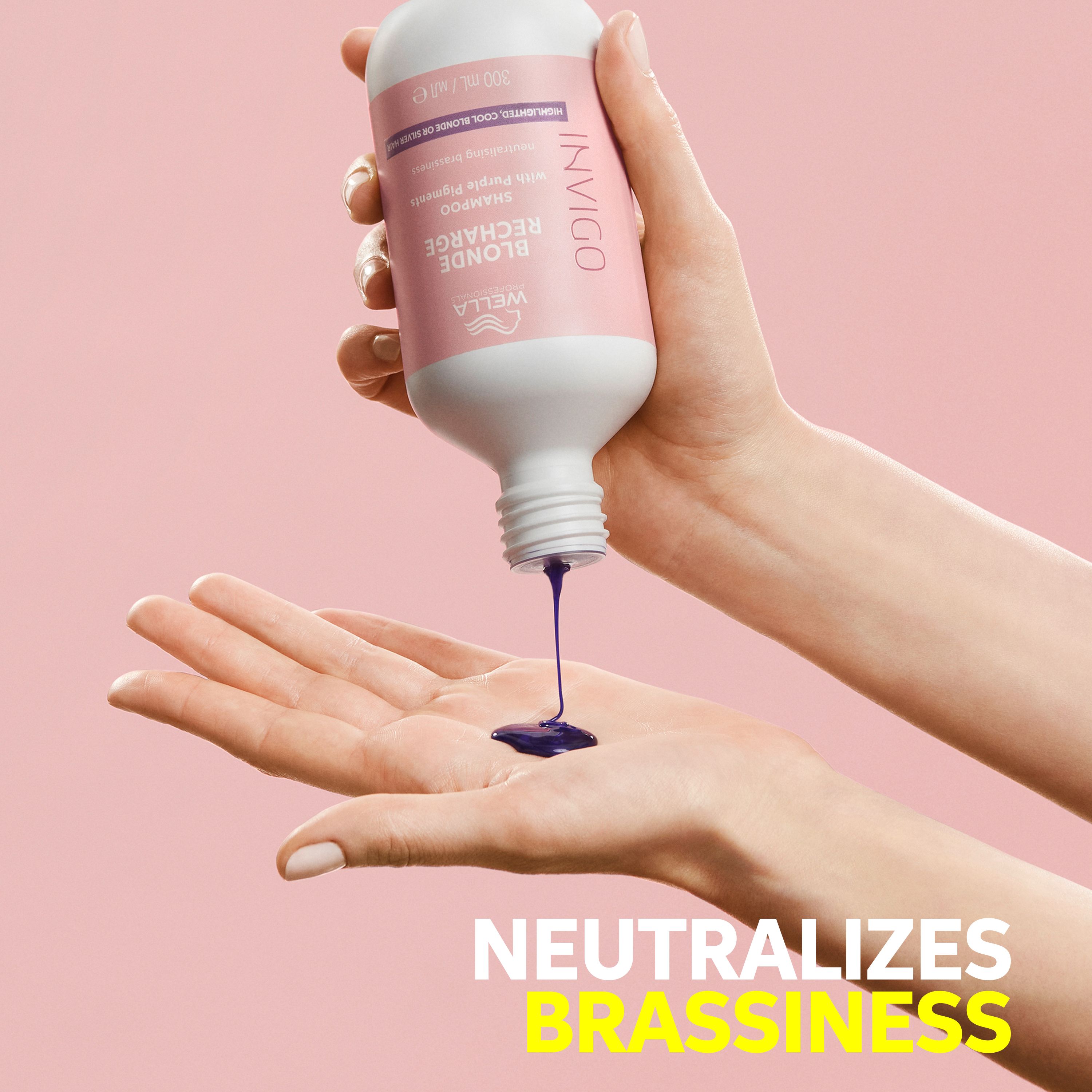 Mains tenant un flacon. Liquide violet qui coule. Texte: Neutralise les reflets cuivrés.