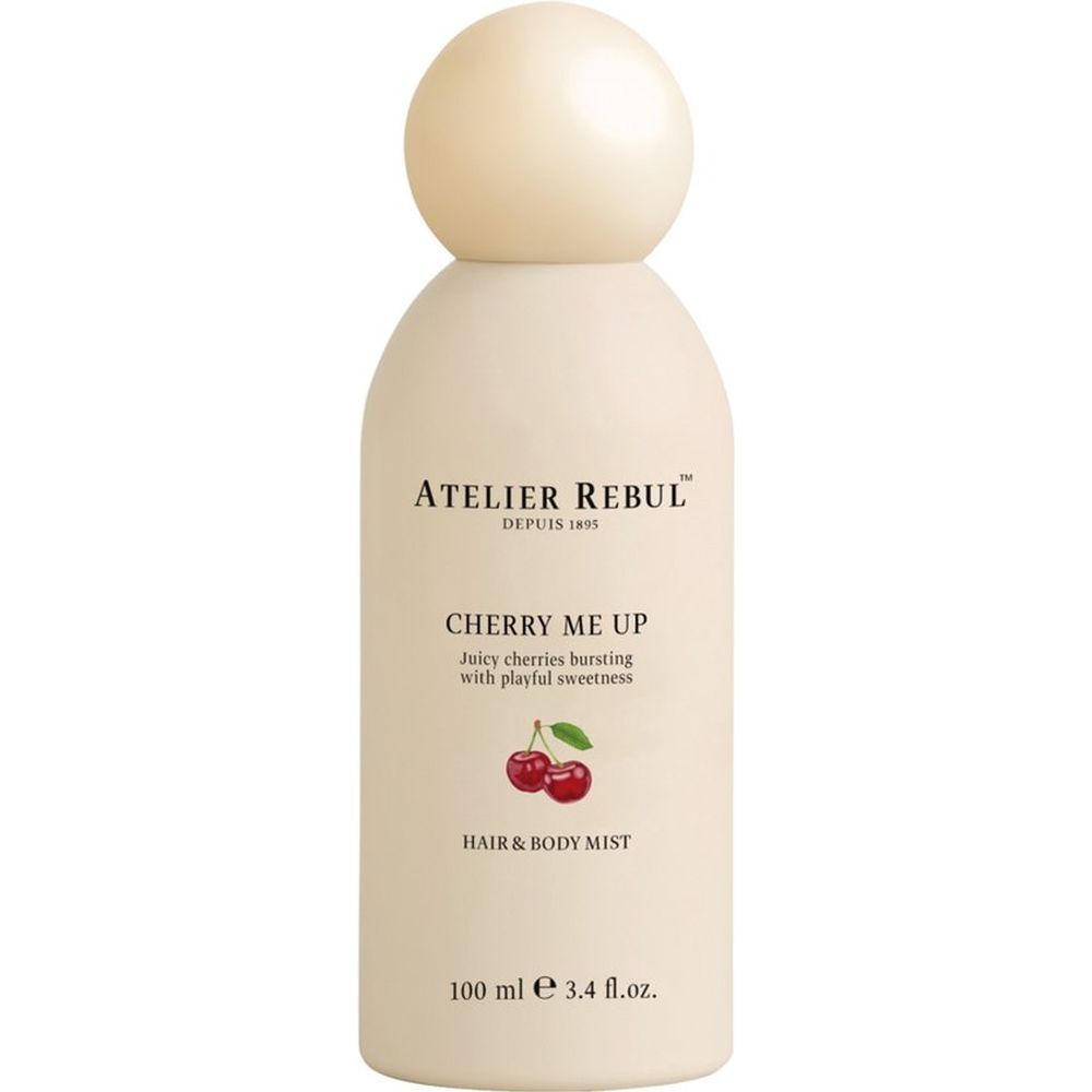 Flacon blanc avec bouchon rond. Inscription : Atelier Rebul, Cherry Me Up, Hair & Body Mist. Illustration de cerises.