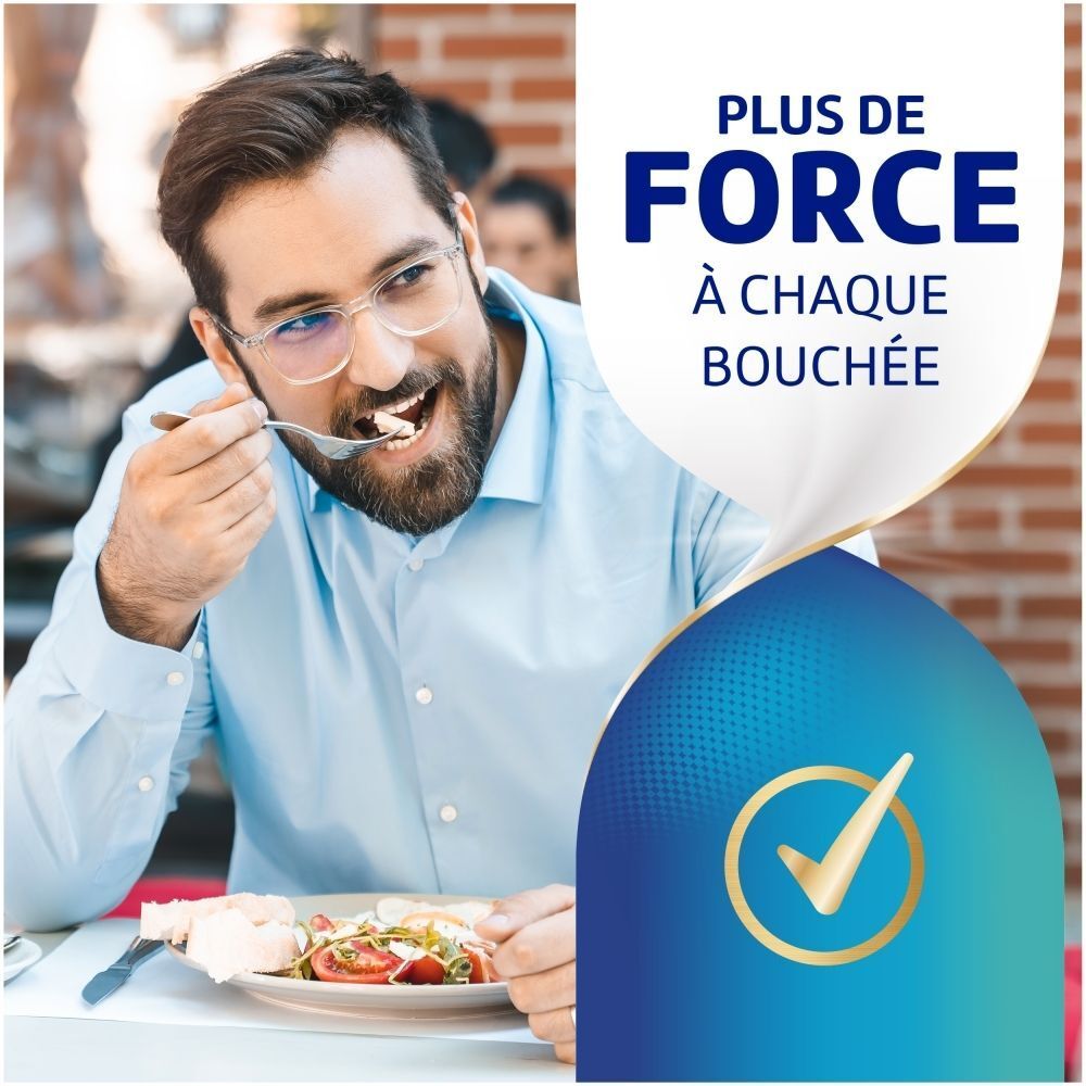 Homme mangeant au restaurant. La crème offre plus de force à chaque bouchée.