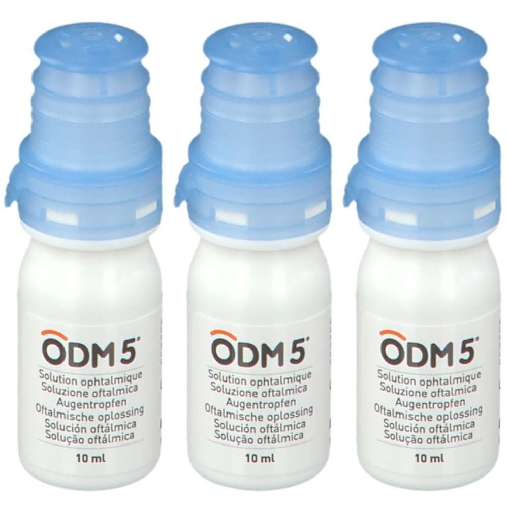 Trois flacons de solution ophtalmique ODM5®, bouchons bleus, étiquettes blanches. Inscription : Solution ophtalmique, 10 ml.