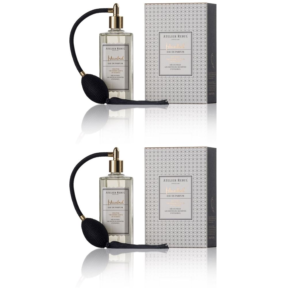 Deux flacons avec vaporisateur et emballage. Flacons rectangulaires avec bouchons dorés et vaporisateur noir.