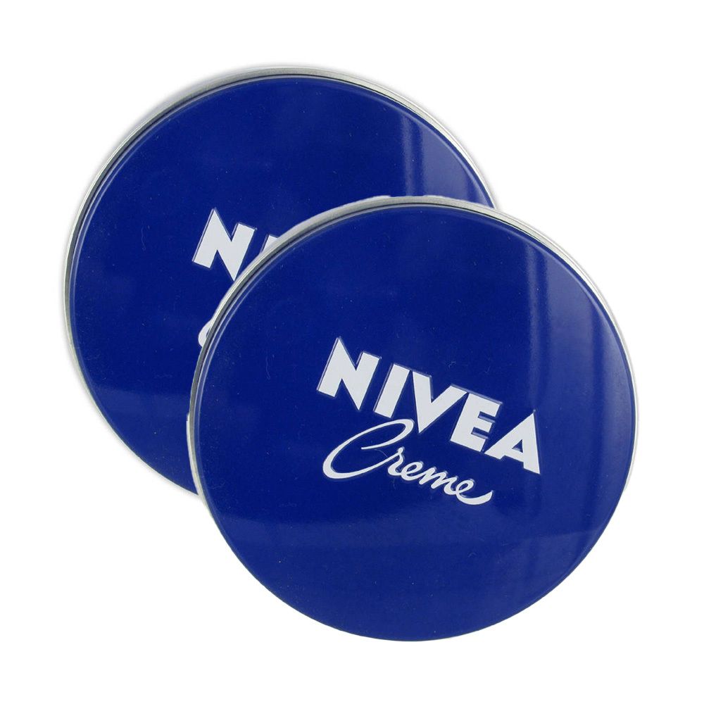 Deux boîtes de crème bleues avec des bords argentés. "NIVEA Creme" en blanc sur le dessus.