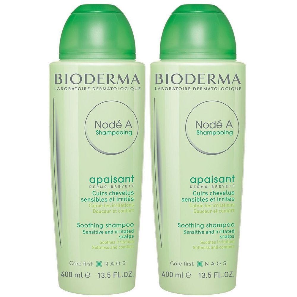 Deux flacons de shampooing verts avec bouchons verts. Inscription: Bioderma, Nodé A Shampooing, apaisant pour cuirs chevelus sensibles.