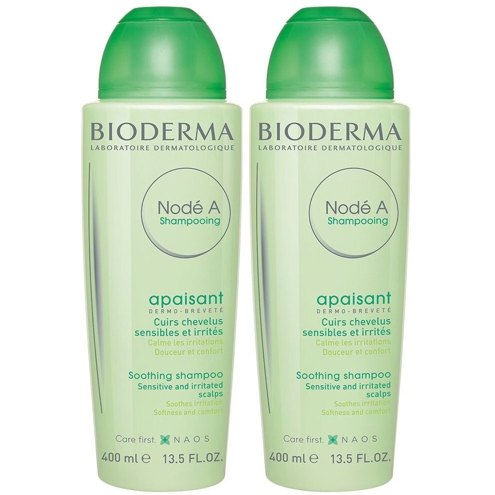 Deux flacons verts de Bioderma Nodé A Shampooing. Inscription: apaisant, cuirs chevelus sensibles. 400 ml.