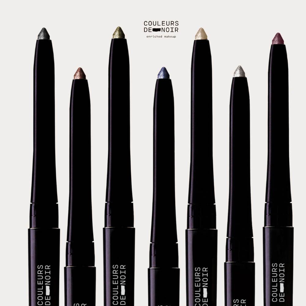 Trace d'eye-liner noir sur fond blanc.