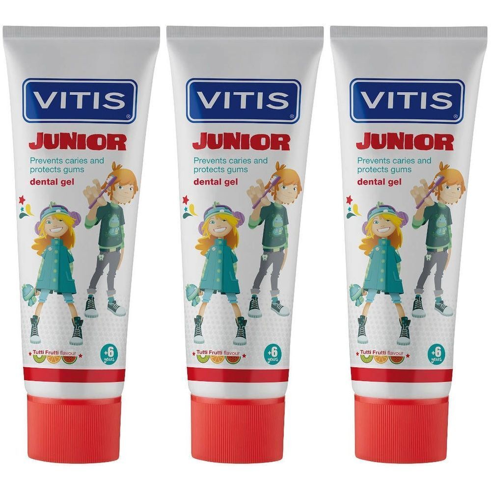 Trois tubes de dentifrice VITIS Junior. Tubes blancs avec bouchon rouge. Impression avec logo, illustration enfant et texte.