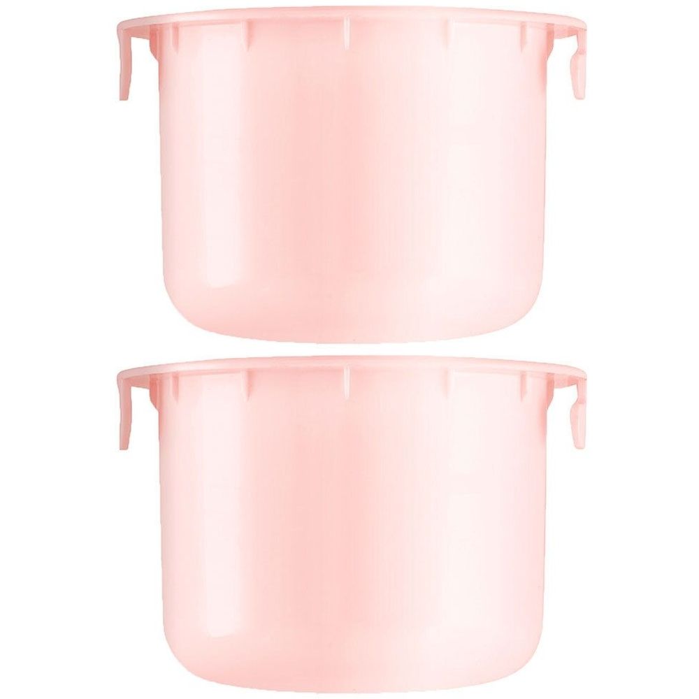 Deux pots de crème roses, sans couvercle, avec des poignées.