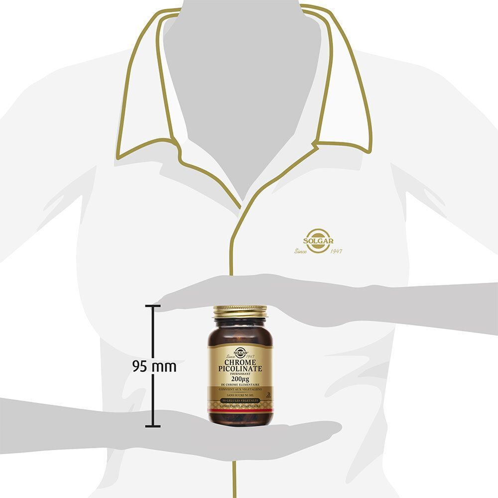 Une personne tient un flacon de Chrome Picolinate Solgar. Flacon en verre brun avec couvercle doré. 95 mm de hauteur.
