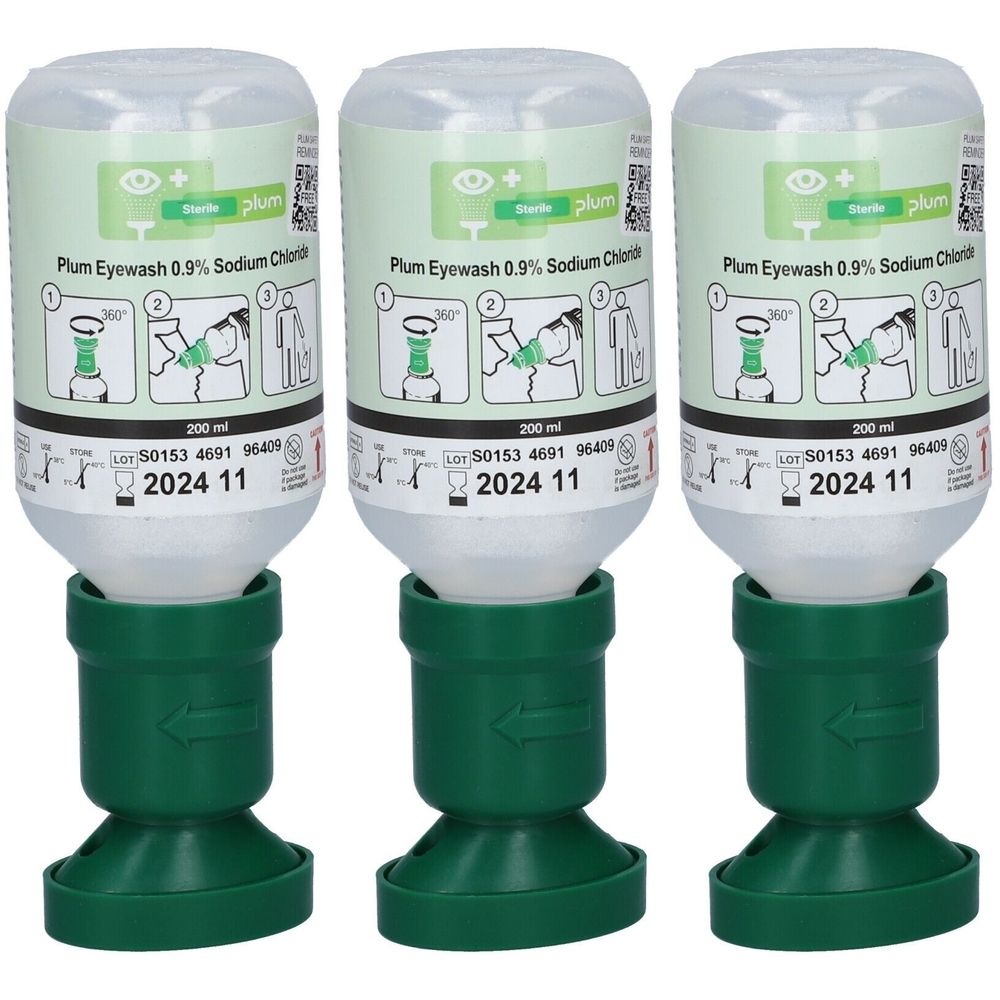 Trois flacons de lavage oculaire. Flacons blancs avec étiquettes et supports verts. Inscription : Plum Eyewash 0.9% Sodium Chloride.