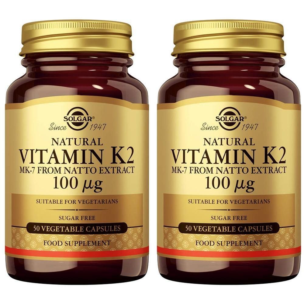 Deux flacons de complément alimentaire à la vitamine K2. Inscription : Solgar, vitamine K2, 100 mcg, 50 gélules. Convient aux végétariens.