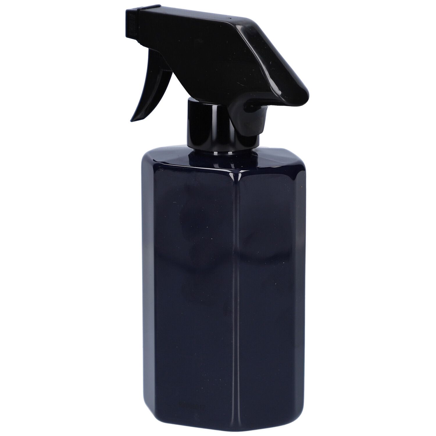 Flacon pulvérisateur bleu foncé avec tête de pulvérisation noire. Forme angulaire. Aucune étiquette visible.
