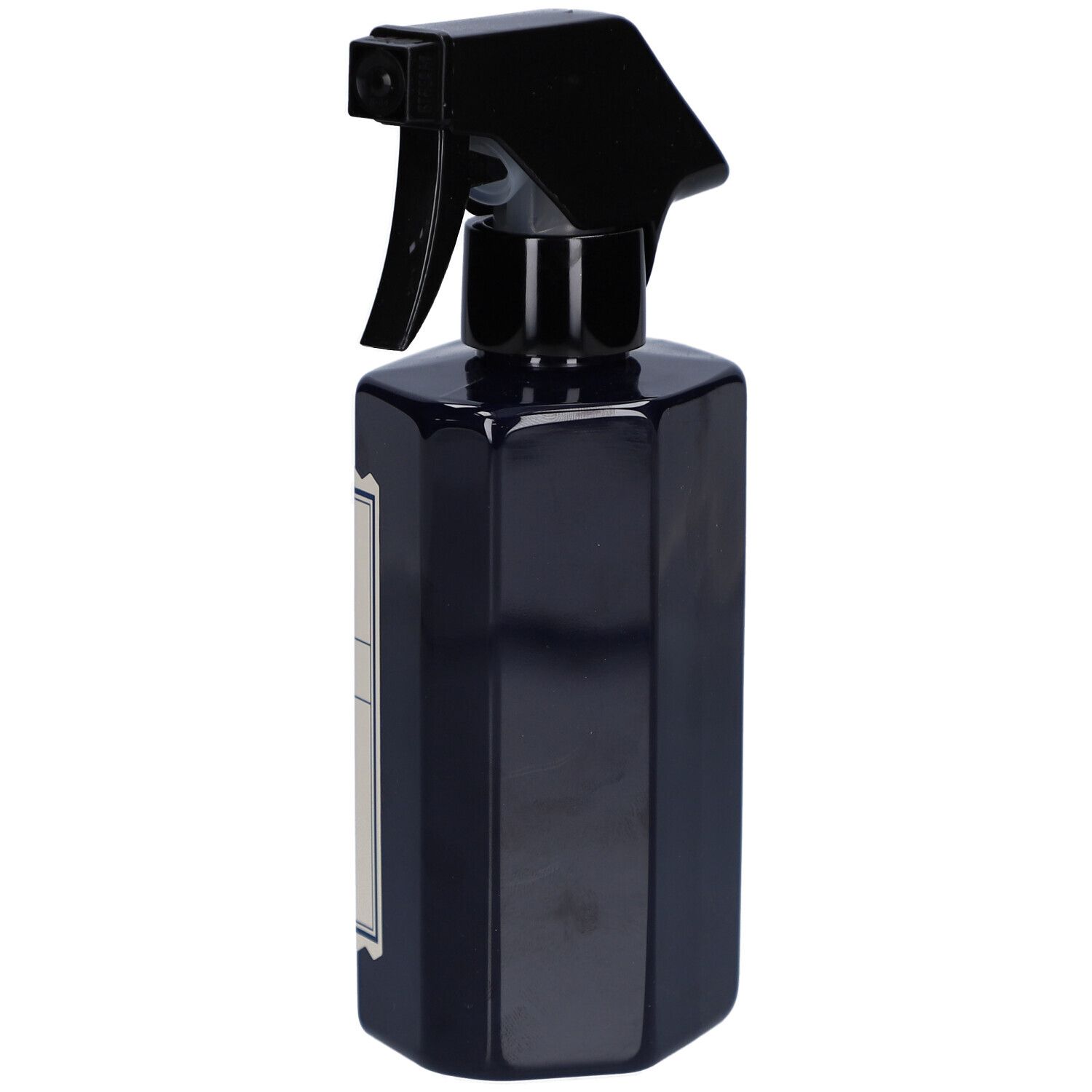 Flacon pulvérisateur bleu foncé avec tête de pulvérisation noire. Forme angulaire. Étiquette partiellement visible.