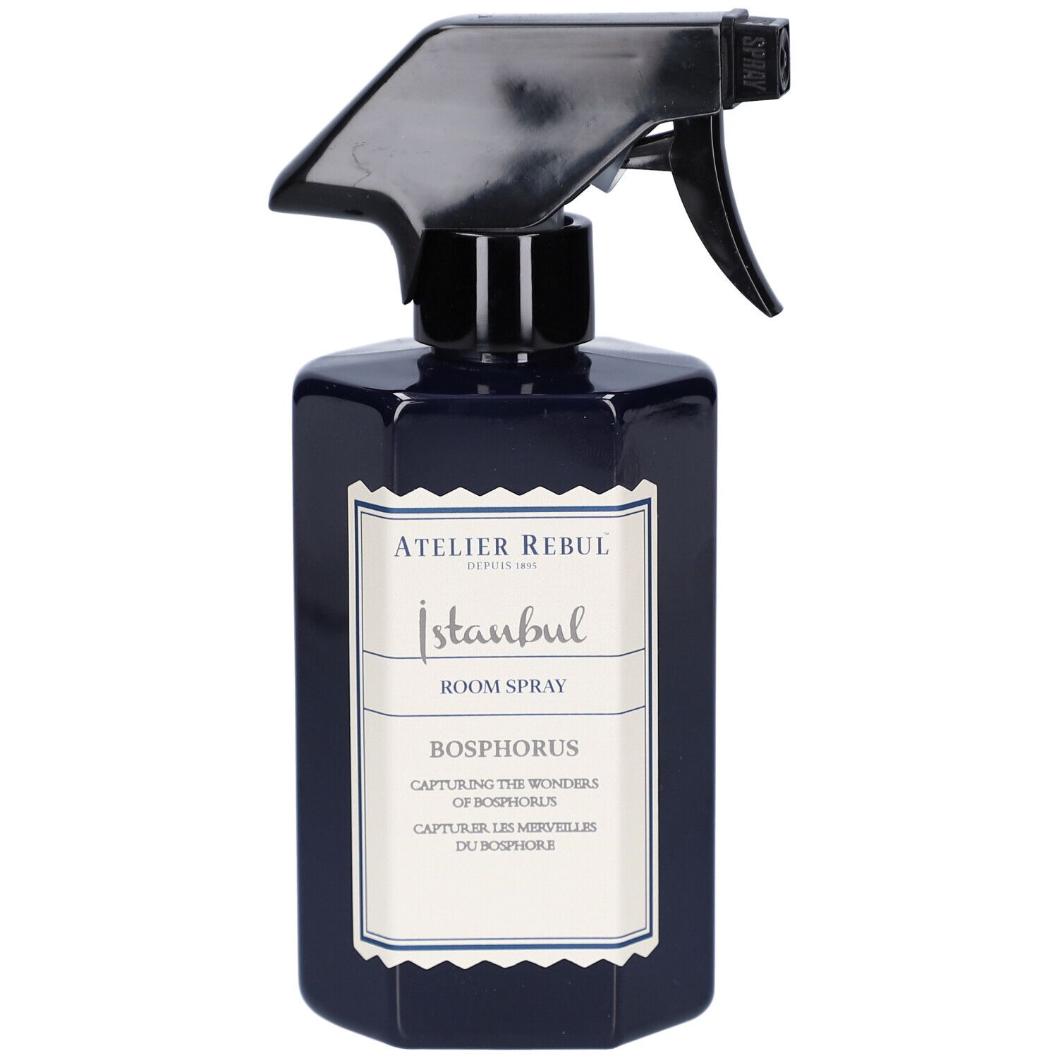 Flacon pulvérisateur bleu foncé avec tête de pulvérisation noire. Étiquette avec texte: Atelier Rebul Istanbul, Room Spray, Bosphorus.