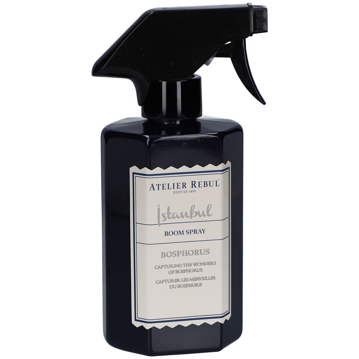 Flacon pulvérisateur bleu foncé avec tête de pulvérisation noire. Étiquette avec texte: Atelier Rebul Istanbul, Room Spray, Bosphorus.