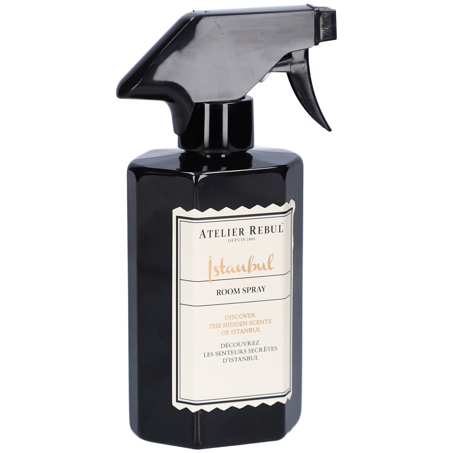 Flacon pulvérisateur noir avec étiquette blanche. L'étiquette indique "Atelier Rebul Istanbul Room Spray".