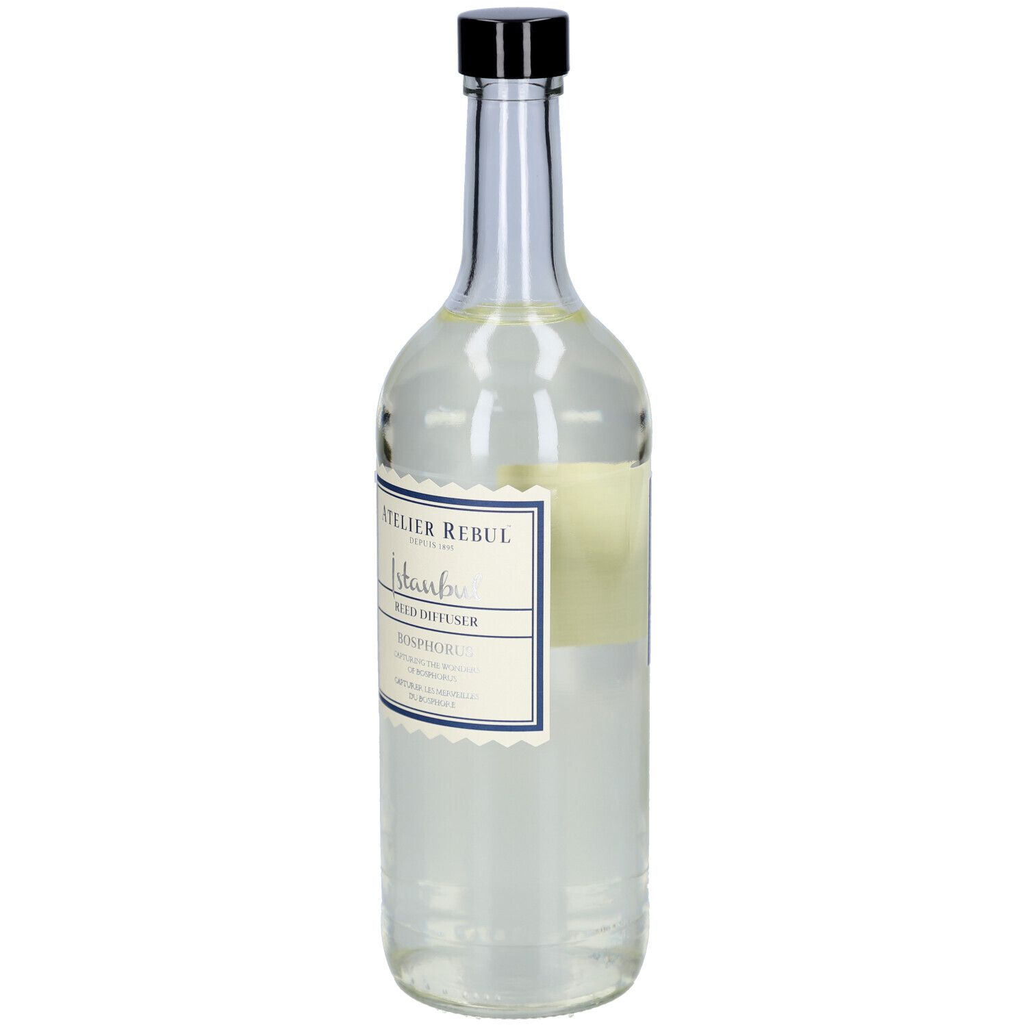 Flacon en verre avec bouchon noir et étiquette. Inscription : Atelier Rebul, Istanbul Bosphorus, Reed Diffuser.