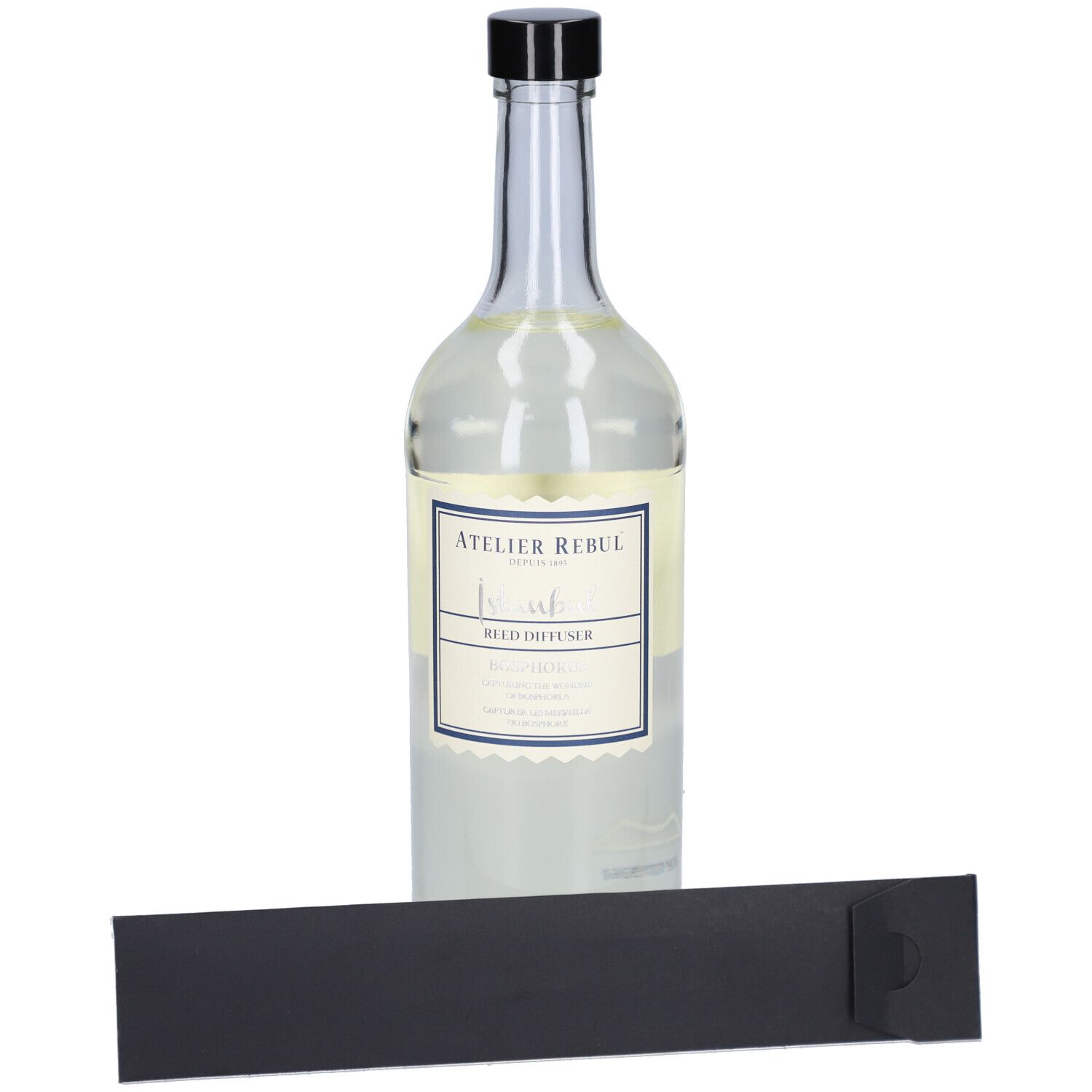 Flacon en verre avec bouchon noir, étiquette et emballage noir. Inscription : Atelier Rebul, Istanbul Bosphorus.