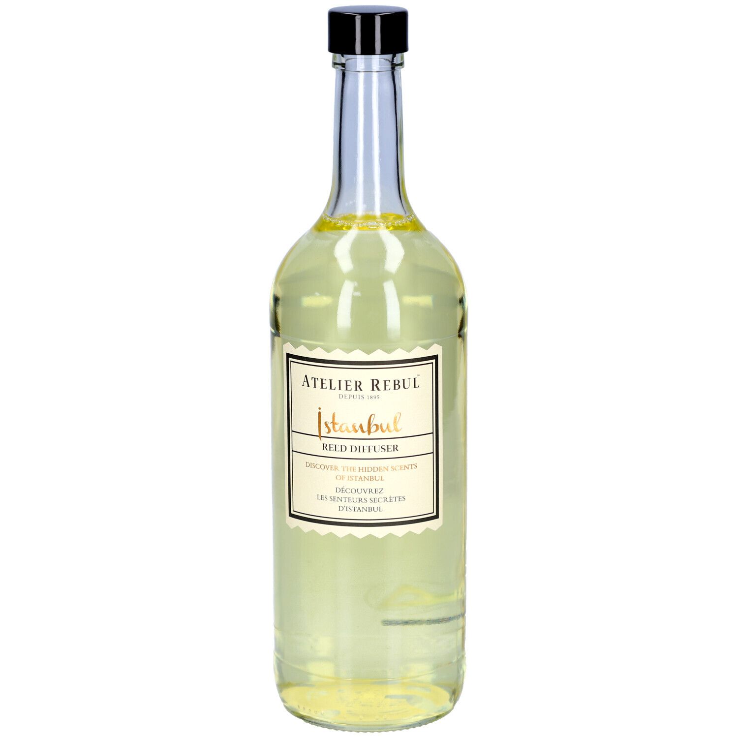 Flacon en verre avec bouchon noir et étiquette. Inscription : Atelier Rebul Istanbul Reed Diffuser.