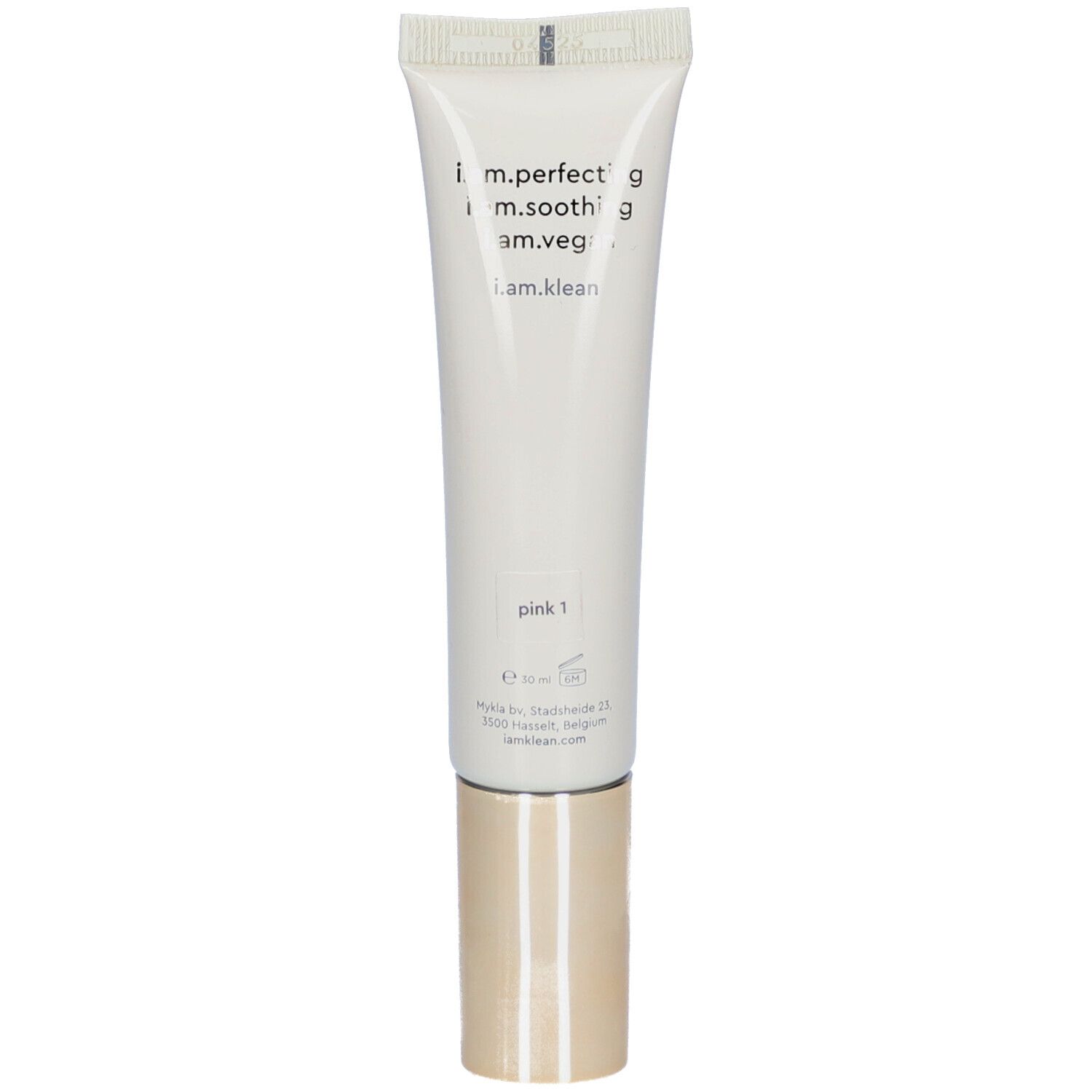 Tube blanc avec bouchon doré. Inscription : i.am.klean, pink 1, i.m.perfecting, i.m.soothing, am.veg.