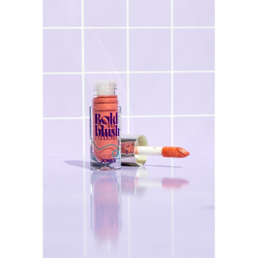 Fard à joues liquide avec applicateur. Inscription : Bold blush, JONES. Flacon et applicateur.
