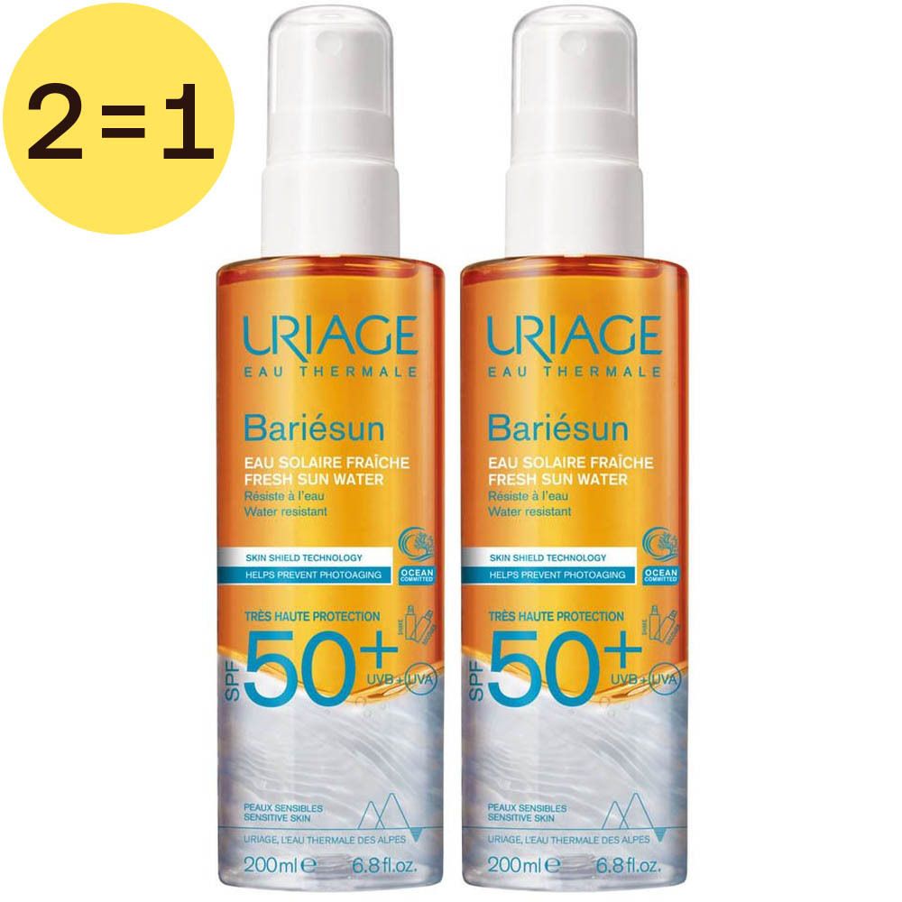Deux flacons de Uriage Bariésun Eau Solaire Fraîche SPF50+. Liquide orange, tête de pulvérisation blanche. Inscription : 50+ SPF, 200ml.