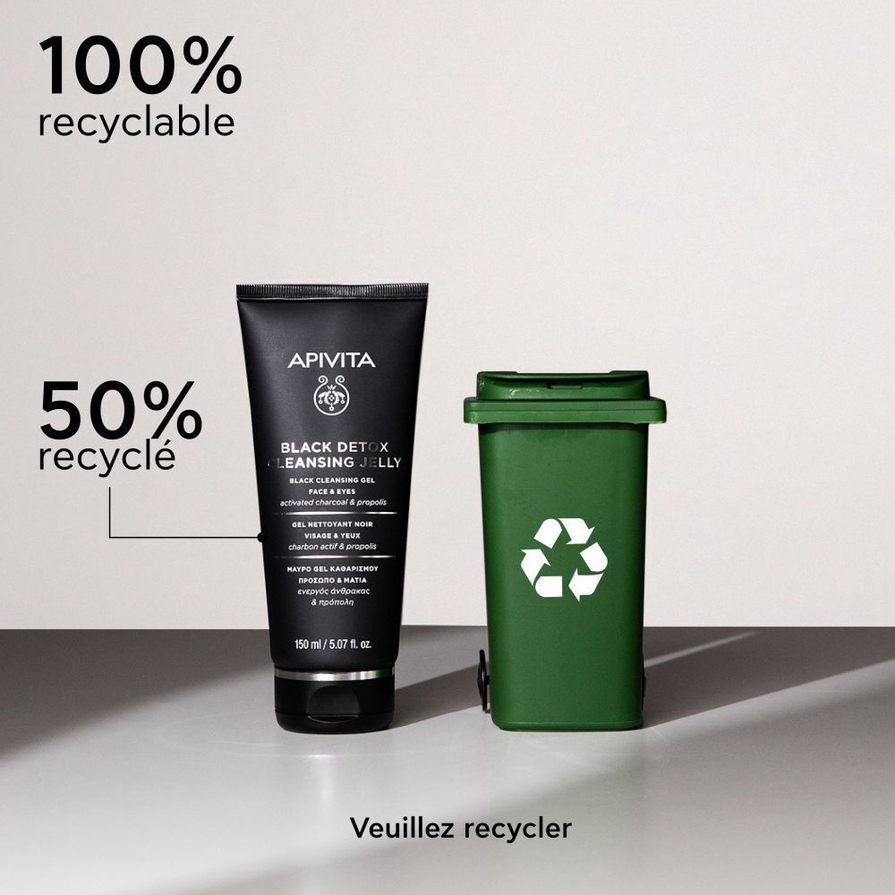 Un tube de gel nettoyant APIVITA Black Detox à côté d'une poubelle verte. Texte: 100% recyclable, 50% recyclé.