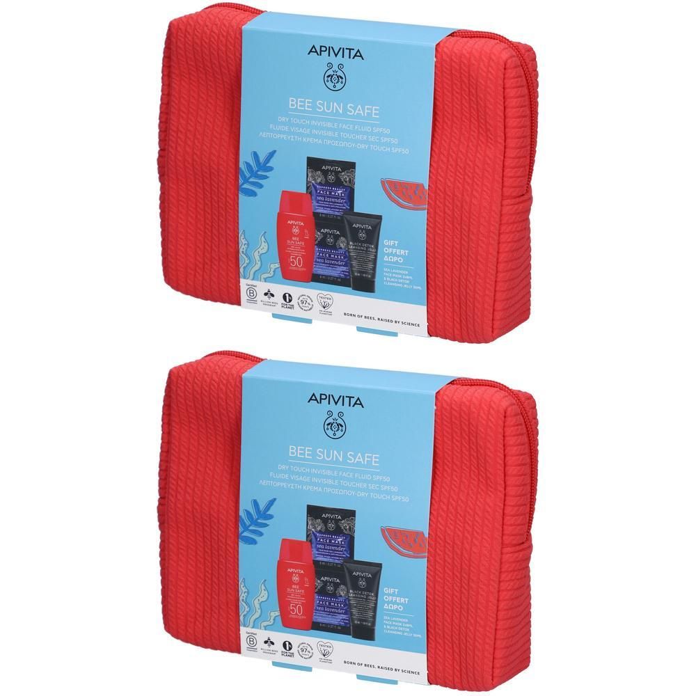 Trousse de toilette rouge avec emballage produit. Contient crème solaire, masques visage et autres produits. Emballage bleu et blanc.