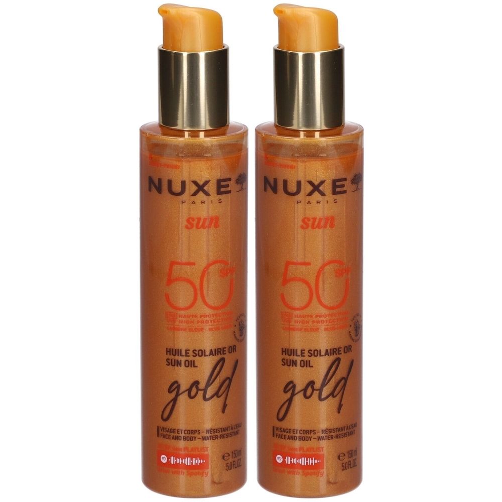 Deux flacons d'huile solaire dorée avec pompe. Inscription: Nuxe Sun, SPF 50, Gold. Pour le visage et le corps.