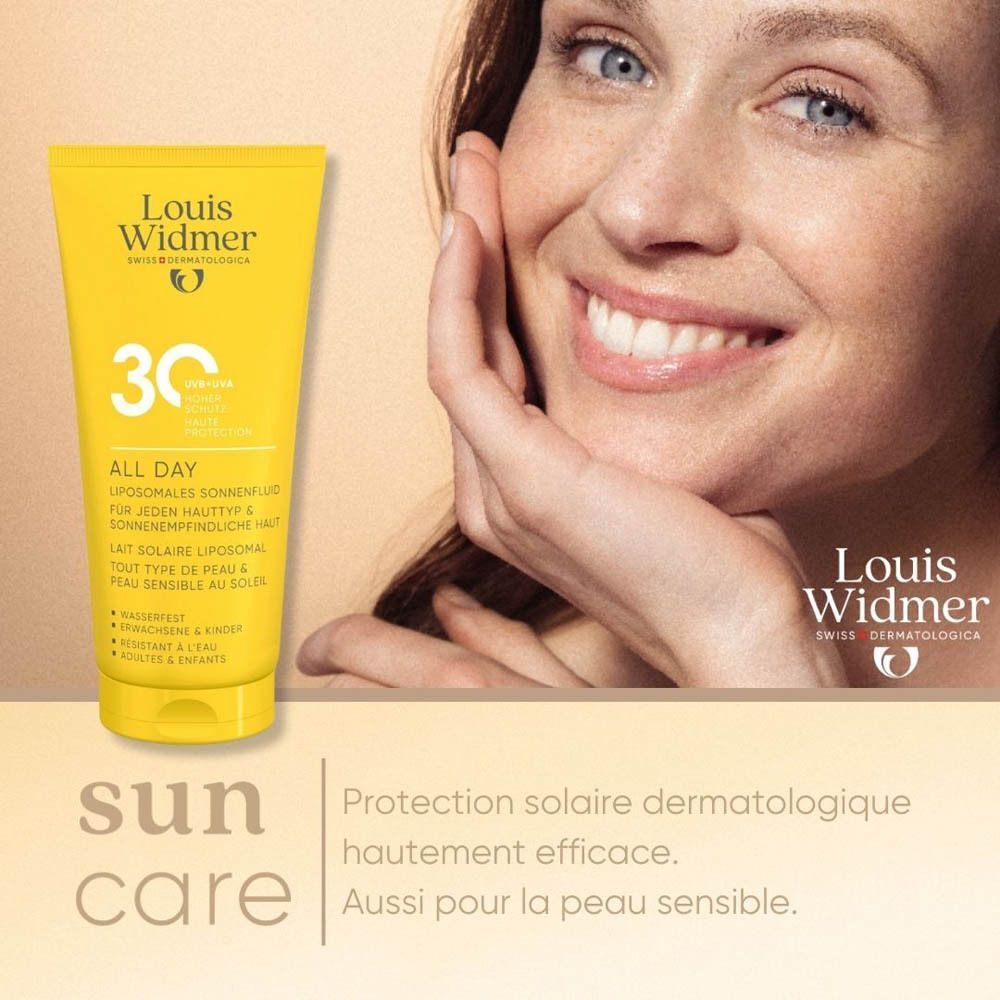 Fluide solaire Louis Widmer All Day SPF 30 à côté d'une femme souriante.