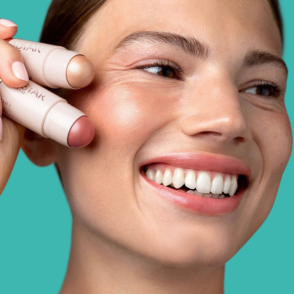 Femme avec deux sticks de surligneur. Sticks roses. Inscription : Collistar.