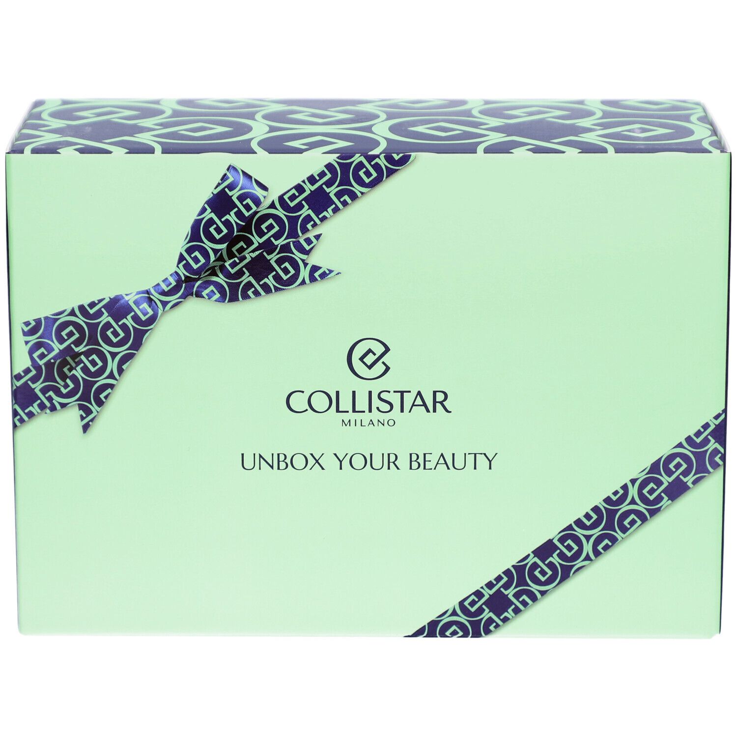 Coffret cadeau Collistar : boîte vert pâle avec motif de ruban bleu foncé et nœud. Logo et inscription "Unbox Your Beauty".