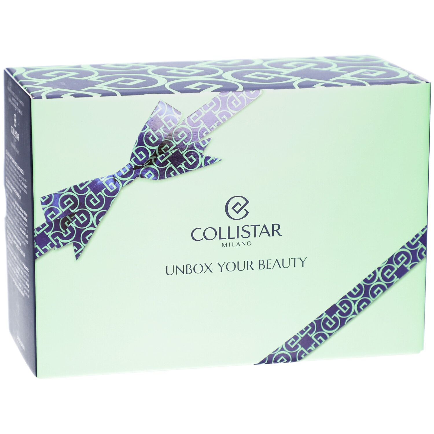 Coffret cadeau Collistar : boîte vert pâle avec motif de ruban bleu foncé et nœud. Logo et inscription "Unbox Your Beauty".