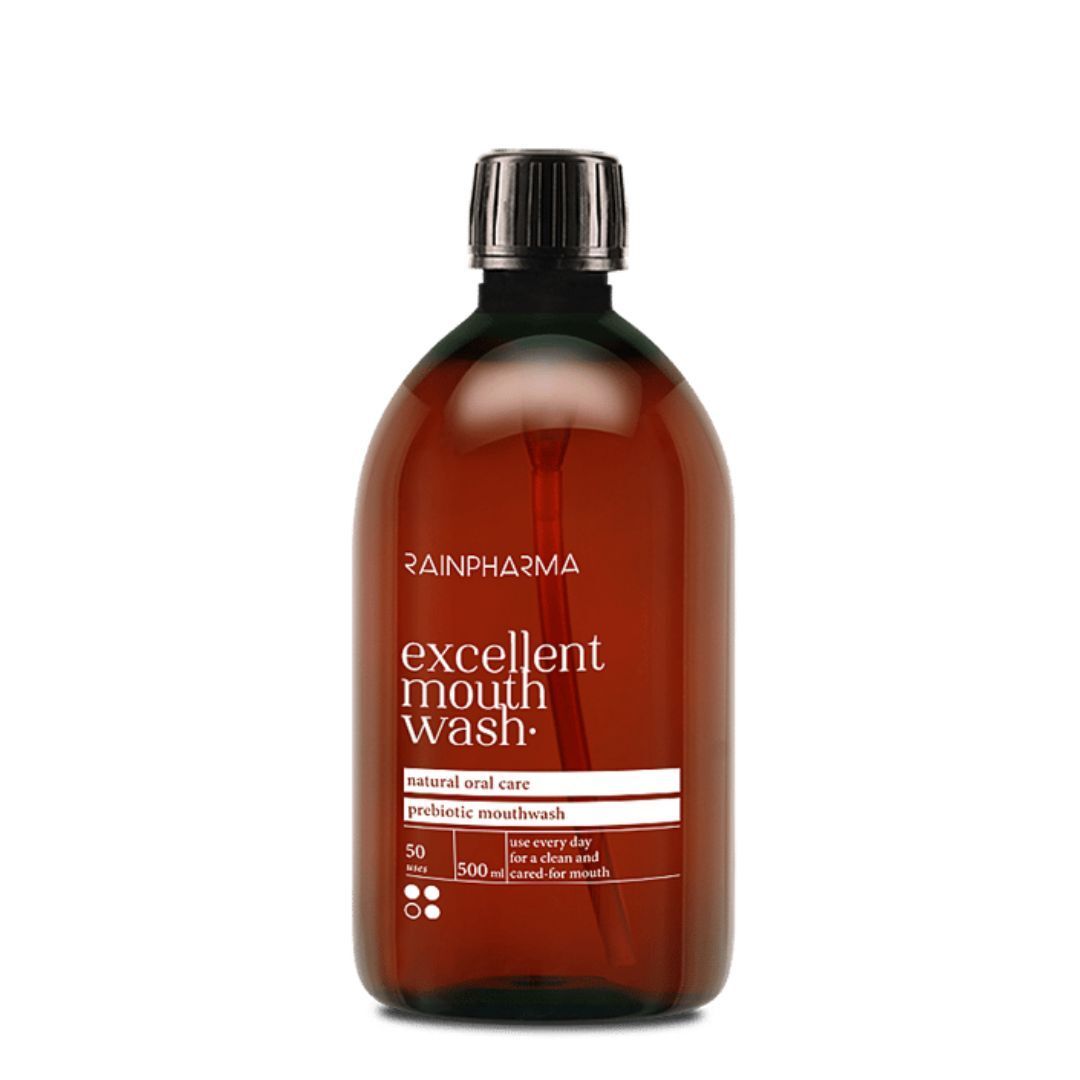 Flacon brun Rainpharma Excellent Mouthwash. Bouchon noir. Étiquette avec nom du produit et texte.