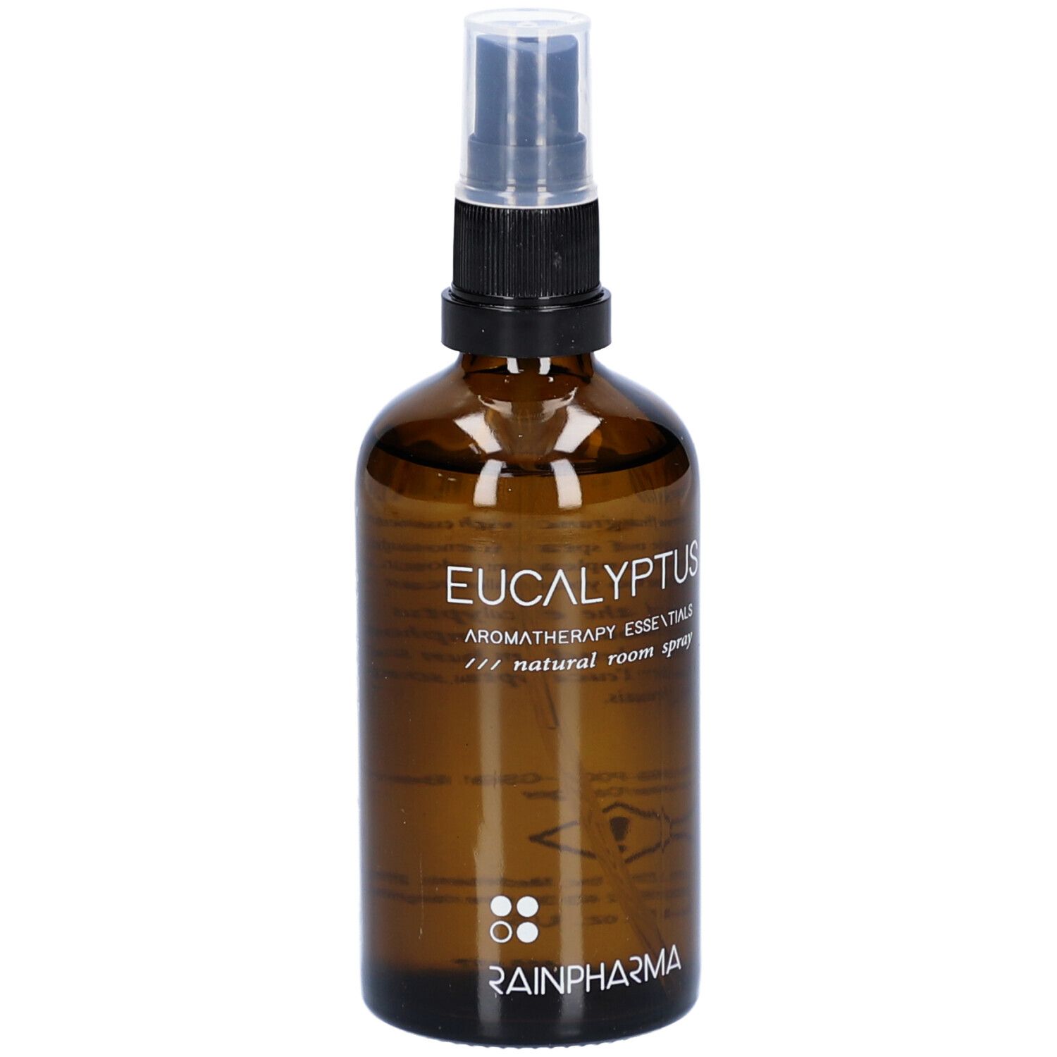 Flacon en verre brun avec vaporisateur et emballage blanc. Inscription : Eucalyptus, Aromatherapy Essentials, natural room spray. Logo Rainpharma.