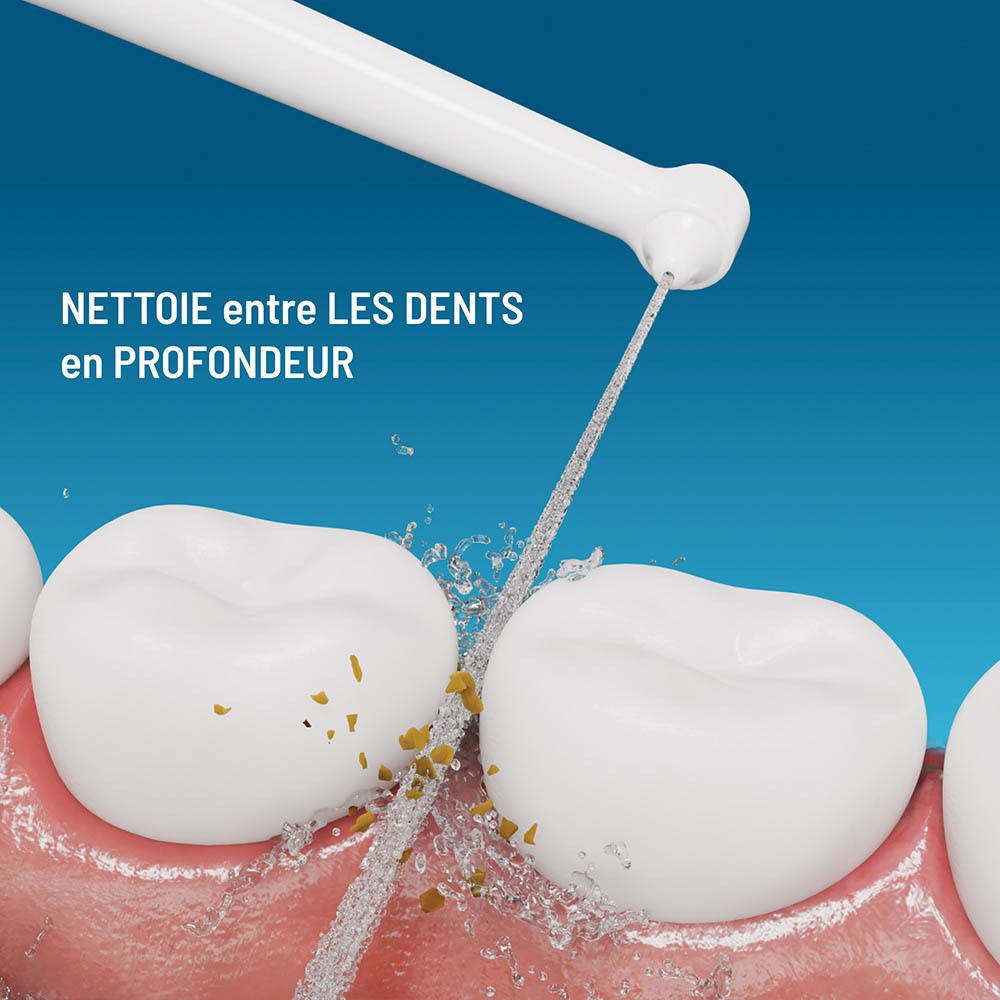 Gros plan : nettoyage des dents avec la brosse à dents Haepi-Julia. Le jet d'eau nettoie entre les dents.