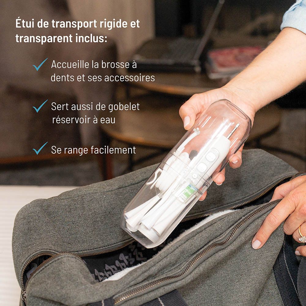 Brosse à dents Haepi-Julia et accessoires dans un étui de transport transparent. L'étui sert aussi de gobelet.